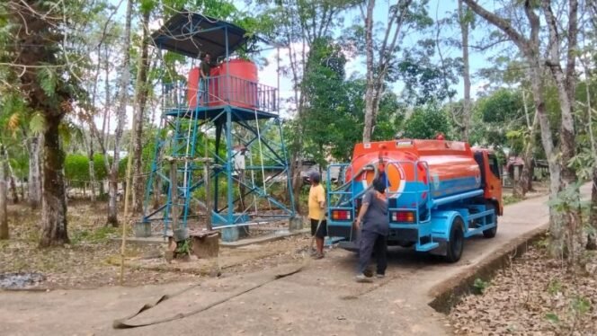 
 BPBD Banjar Kirim 15 Ribu Liter Air Bersih ke Pingaran Ulu Bantu Masyarakat Hadapi Kemarau