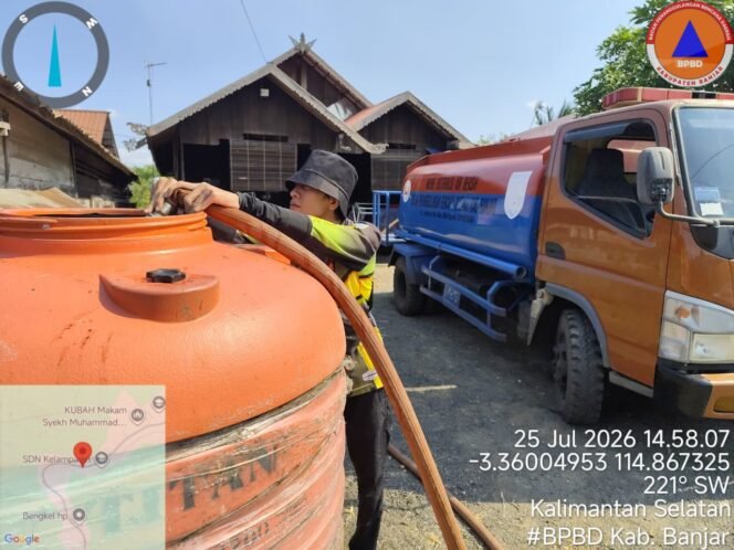
 Kekeringan di Desa Kelampaian Tengah, BPBD Kabupaten Banjar Salurkan 10.000 Liter Air Bersih