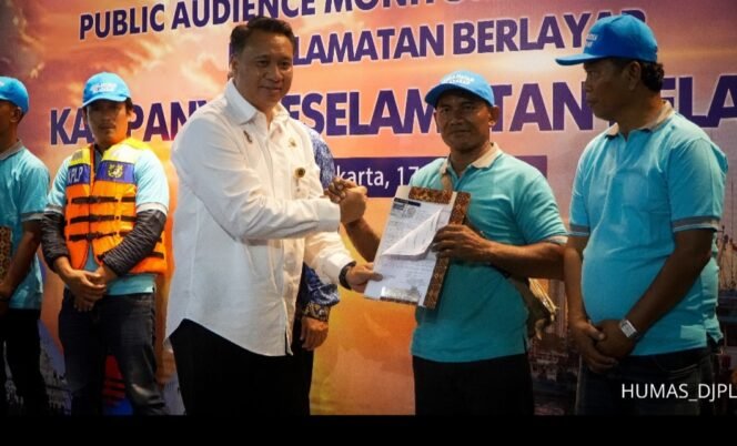 
 Perkuat Budaya Keselamatan Berlayar, Kemenhub Bagikan 150 Life Jacket kepada Nelayan Muara Angke
