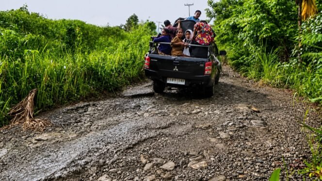 
 Potret Ruas Jalan Rusak di Kecamatan Gomo. Foto: Aliasa Telaumbanua