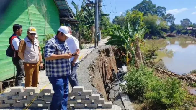 
 Warga Pingaran Ilir Khawatir Akses Terputus & Tiang Listrik Ikut Terdampak akibat Jalan Tepi Sungai Longsor