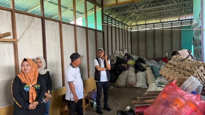 
 Antusias, Warga Sungai Rangas Tengah Tukarkan 431,85 Kilogram Hasil Pilah Sampah dengan Sembako