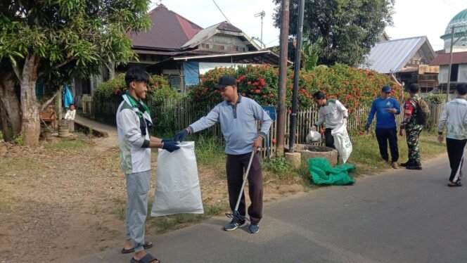 
 Wujudkan Program Martapura Asri, DPRKPLH Banjar Gelar Aksi Giat Bersih di Desa Teluk Selong Ulu