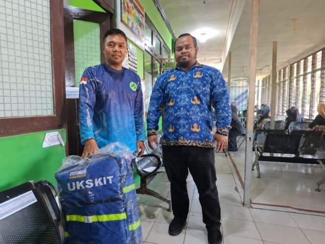 
 Puskesmas Martapura Timur Salurkan Bantuan Alat Medis kepada SMPN 2 Martapura Timur untuk Perkuat Program UKS