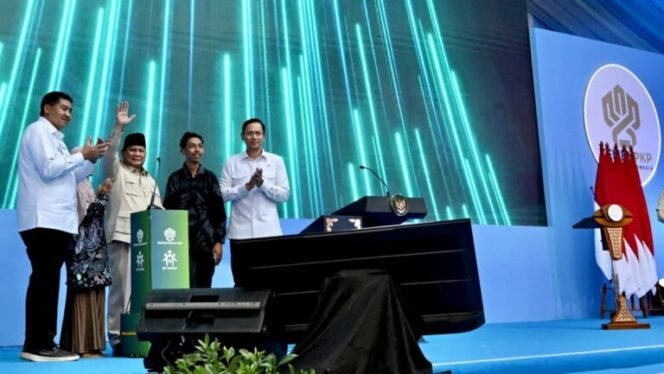 
 Komitmen Hadirkan Hunian Layak bagi Rakyat, Prabowo Resmikan Akad Massal 62.000 Unit KPR Rumah Subsidi
