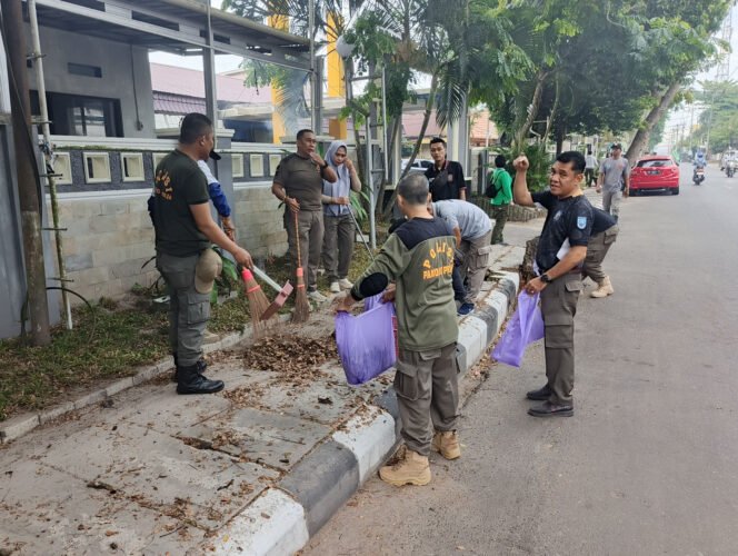 
 Ikuti Gerakan Indonesia ASRI, Satpol PP Banjar Laksanakan Aksi Bersih-Bersih di Sepanjang Jalan Pangeran Hidayatullah
