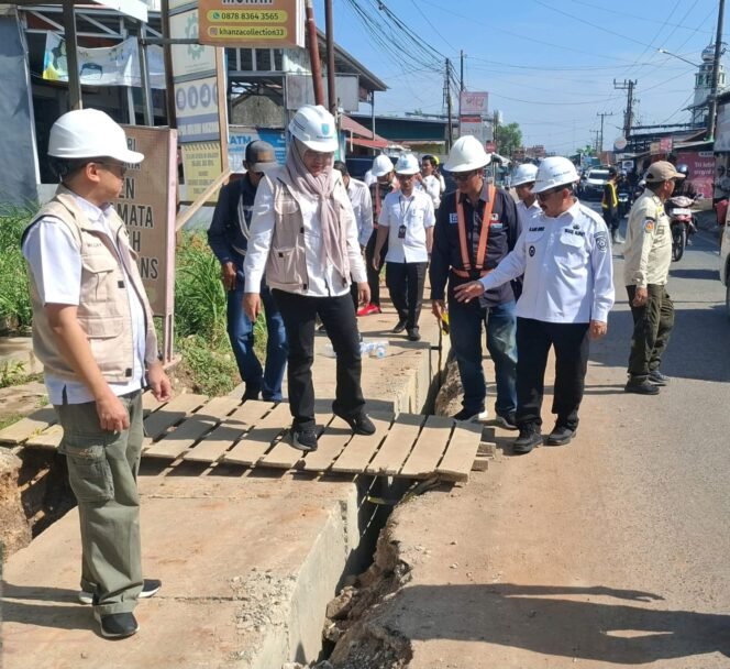 
 Wabup Banjar Pimpin Peninjauan Progres Peningkatan Jalan Sekumpul & Drainase Gang Taufik