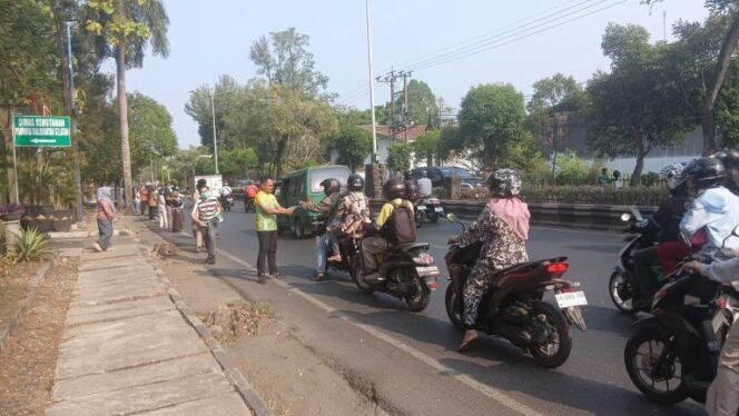 
 Kalsel Dikepung Kabut Asap, Dishut Bagikan Masker Gratis Untuk Masyarakat