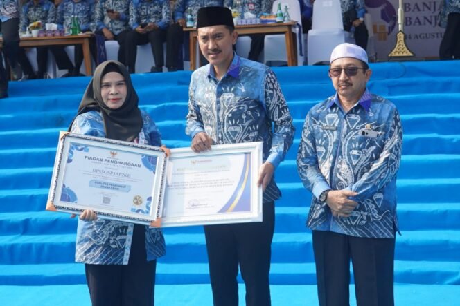 
 Kepala Dinsos P3AP2KB Terima Penghargaan pada Hari Jadi ke-76 Kabupaten Banjar