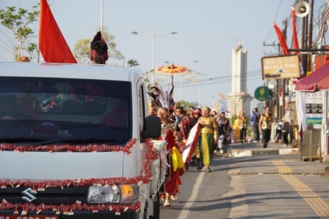 
 Meriahkan Hari Jadi ke-76 Kalsel & HUT ke-81 RI, PRSPDNF Fajar Harapan Gelar Jalan Santai Kemerdekaan dengan Busana Adat Nusantara