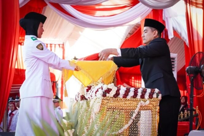
 Pimpin Upacara Penurunan Bendera, Ketua DPRD Banjarbaru Ajak Aparatur Tingkatkan Pelayanan Publik