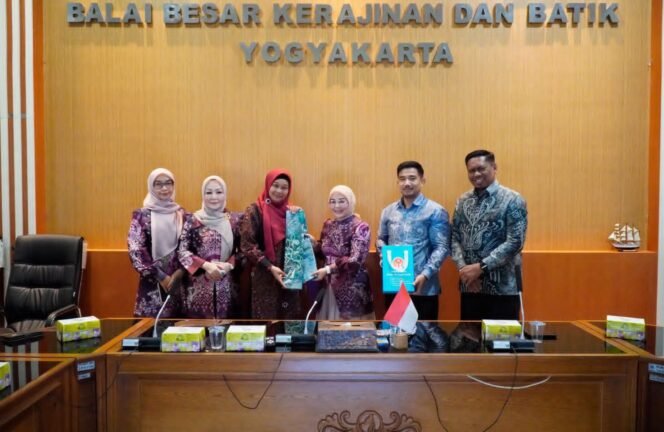 
 Tingkatkan Kapasitas & Kompetensi Pengrajin, Dekranasda Banjarmasin Dorong Inovasi Sasirangan Pewarna Alam