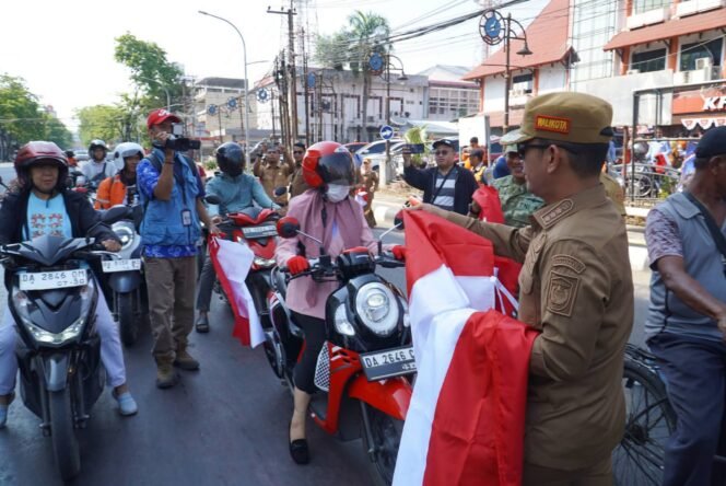
 Wali Kota & Wakil Wali Kota Banjarmasin Bagikan Ribuan Bendera Merah Putih
