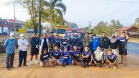 Pemerintah Desa Gunung Raja bersama relawan turun ke jalan membagikan masker kepada pengendara, Kamis (20/8/26). Foto: Hadi Ricek.ID