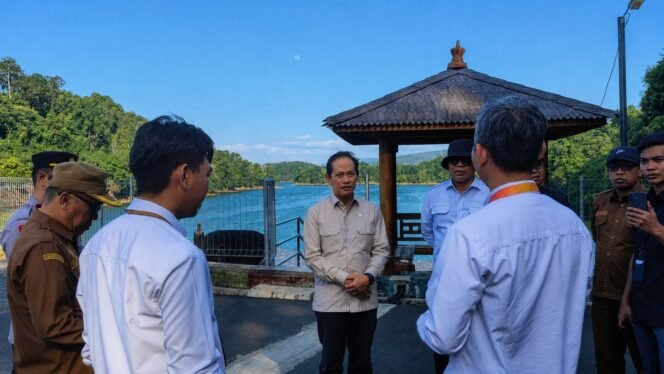 
 Wakil Menteri Koordinator Bidang Pangan, Hanif Faisol Nurofiq, memantau langsung ketersediaan air di waduk Riam Kanan Kabupaten Banjar, Senin (24/8/2026). Foto Ricek.ID
