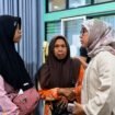 Wali Kota Banjarbaru Erna Lisa Halaby (berkacamata) saat menjenguk pasien di RSUD Ratu Zalecha Martapura, Kamis (27/8/2026) malam.