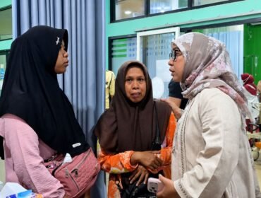 Wali Kota Banjarbaru Erna Lisa Halaby (berkacamata) saat menjenguk pasien di RSUD Ratu Zalecha Martapura, Kamis (27/8/2026) malam.