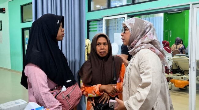 Wali Kota Banjarbaru Erna Lisa Halaby (berkacamata) saat menjenguk pasien di RSUD Ratu Zalecha Martapura, Kamis (27/8/2026) malam.