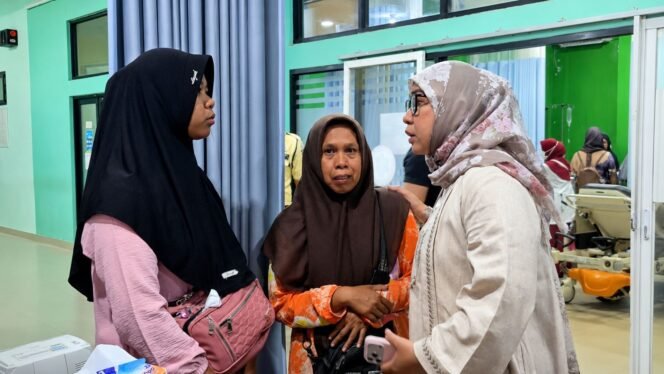 
 Wali Kota Banjarbaru Erna Lisa Halaby (berkacamata) saat menjenguk pasien di RSUD Ratu Zalecha Martapura, Kamis (27/8/2026) malam.