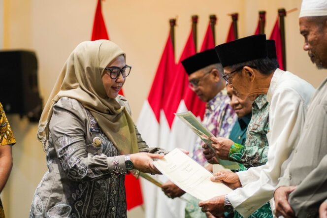 
 Wali Kota Banjarbaru Serahkan 104 Sertifikat Tanah Wakaf kepada 53 Lembaga