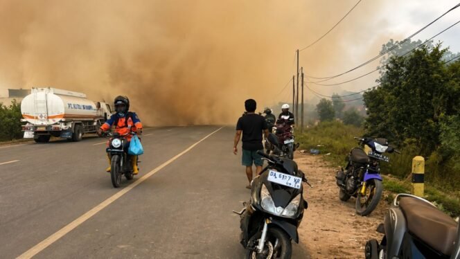
 Karhutla di kawasan Pengayuan, Liang Anggang, Banjarbaru, Kalimantan Selatan, Jumat (21/8/2026) siang.Foto: Hadi Ricek.ID