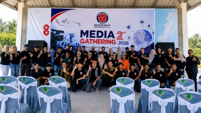 
 Foto bersama PT Indocement Tunggal Prakarsa Tbk Tarjun bersama insan pers Kabupaten Kotabaru dalam kegiatan Media Gathering di Objek Wisata Goa Lowo, Selasa (25/8/2026).