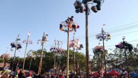 Semangat Peserta panjat pinang HUT ke-81 RI di Desa Panggaung. Foto: Hadi Ricek.ID