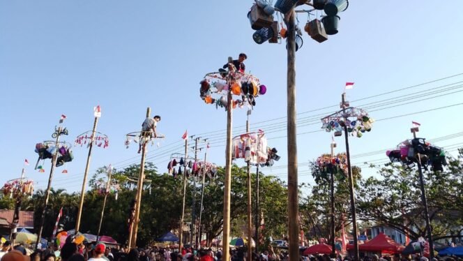 
 Semangat Peserta panjat pinang HUT ke-81 RI di Desa Panggaung. Foto: Hadi Ricek.ID