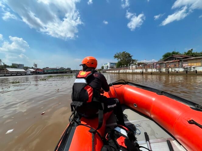 
 Tim SAR Gabungan Laksanakan Operasi Pencarian Seorang Pria Diduga Tenggelam di Sungai Martapura