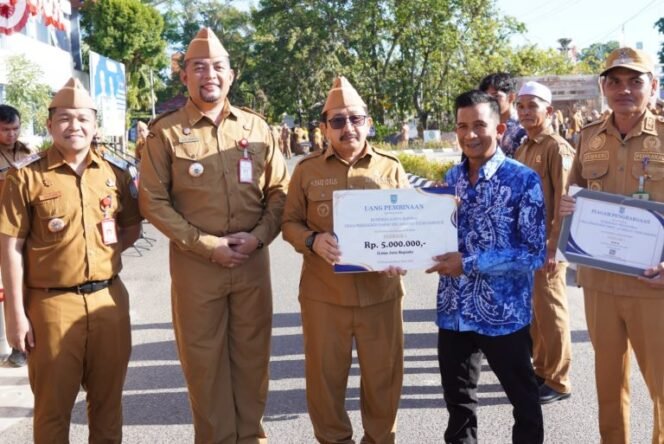 
 Berhasil Tingkatkan Kemandirian Ekonomi Desa, Pemkab Banjar Berikan Penghargaan bagi BUMDes Karya Baimbai