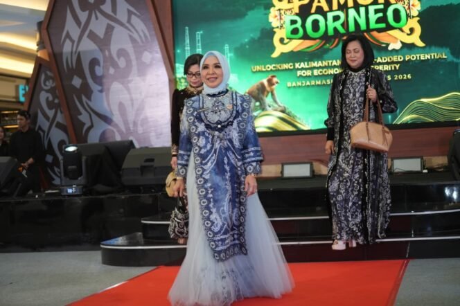 
 Pagelaran Wastra Nusantara Pamor Borneo 2026, Ketua Dekranasda Kalsel Tampilkan Sasirangan Khas Banua