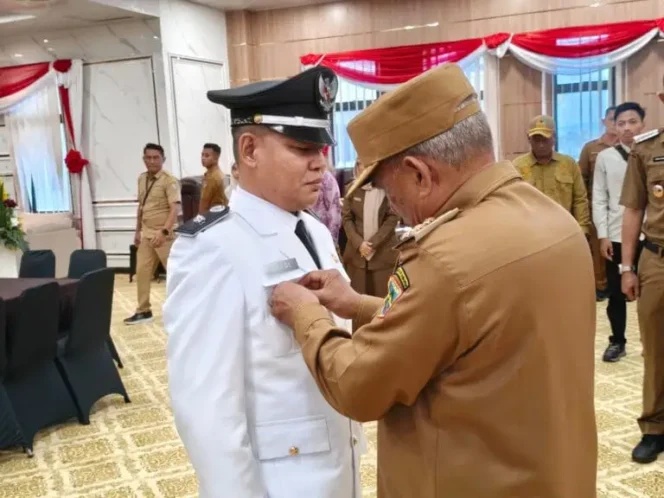 
 Lanjutkan Masa Bakti 2021–2027, Bupati Kotabaru Lantik Asrul Jadi Kepala Desa Kalian