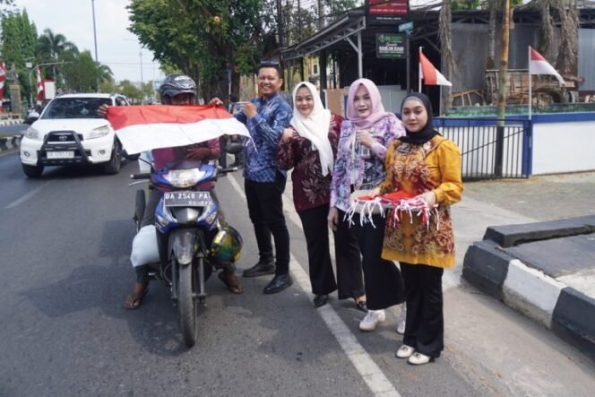 
 Gaungkan Semangat Nasionalisme, DKISP Banjar Bagikan 100 Bendera Merah Putih kepada Pengguna Jalan