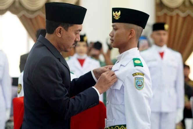 
 Kukuhkan 33 Anggota Paskibraka, Bupati Banjar Berpesan Agar Jaga Disiplin & Tanggung Jawab