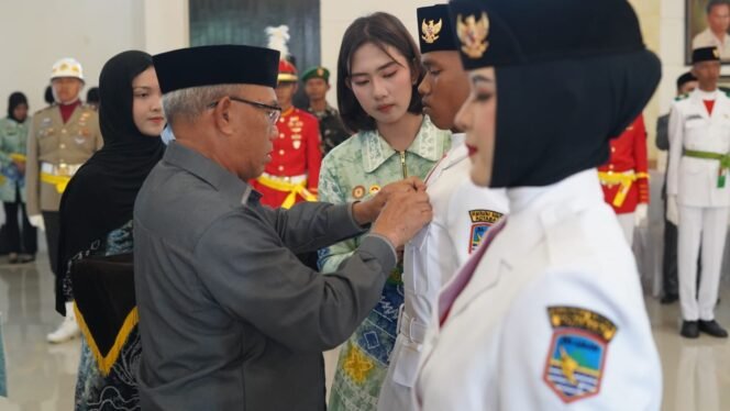
 Bupati Kotabaru Muhammad Rusli Kukuhkan 42 Anggota Paskibraka Kotabaru Tahun 2026