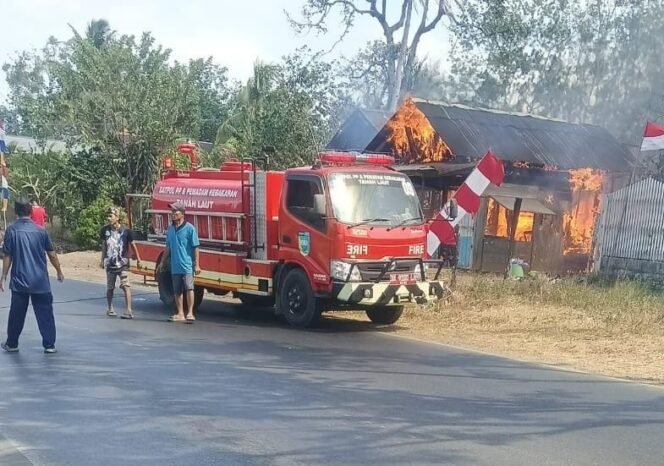 
 Amukan Si Jago Merah, Rumah & Warung Habis Luluh Lantak Jadi Arang