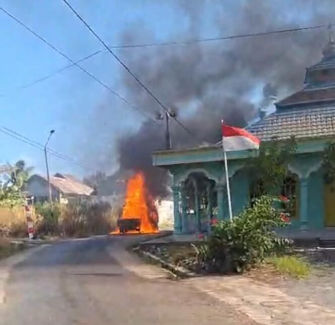 
 Warga Jalan Berkat Permai Geger, 1 Unit Mobil Pickup Terbakar