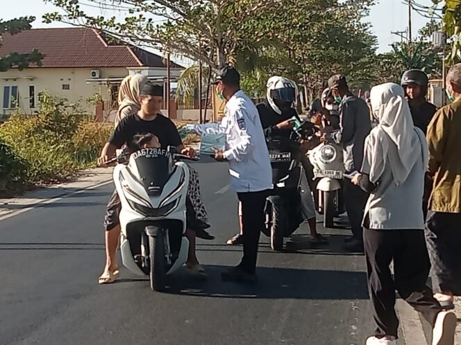 
 Aparat Desa Keramat Bersama Relawan Bagi-Bagi Masker Asap Karhutla