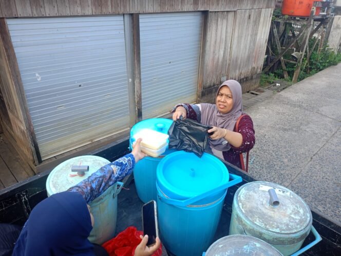 
 Tradisi Tahunan, Desa Keramat Bagi Bubur Asyura Kepada Warga