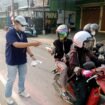 Relawan UNIVSM Peduli membagikan masker kepada pengguna jalan di Paringin (Publikasi RUP)