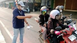 Relawan UNIVSM Peduli membagikan masker kepada pengguna jalan di Paringin (Publikasi RUP)