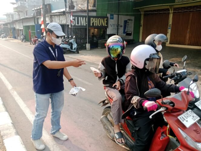 
 Relawan UNIVSM Peduli membagikan masker kepada pengguna jalan di Paringin (Publikasi RUP)