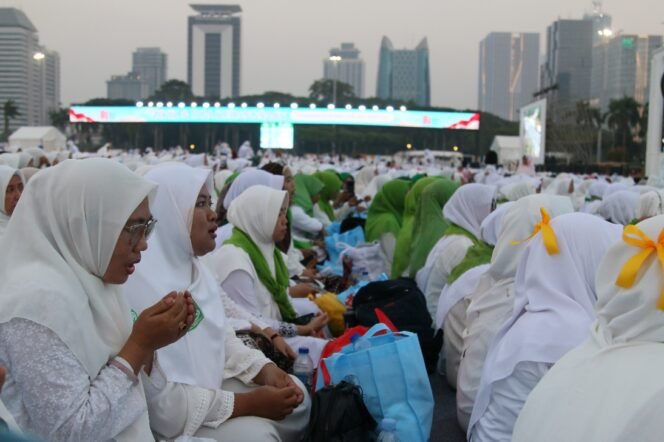 
 Ratusan Ribu Warga Ikuti Zikir & Doa Kebangsaan di Monas Sambut HUT Ke-81 RI
