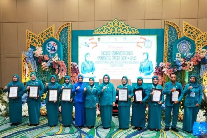 
 Kolaborasi Bangun Keluarga Berkualitas, TP PKK Kalsel Serahkan Penghargaan Lomba HKG PKK ke-54