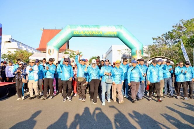 
 Ribuan Warga Ikuti Jalan Sehat HUT RI & Hari Jadi Kalsel di Perkantoran Pemprov Banjarbaru