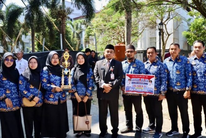 
 Pemprov Kalsel Serahkan Hadiah Lomba Gerak Jalan 2026 di Hari Kemerdekaan