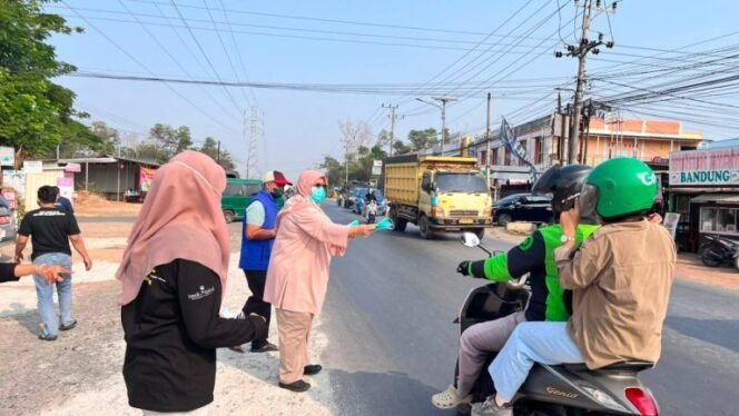 
 Lindungi Warga dari Dampak Kabut Asap Karhutla, Disperkim Kalsel Bagikan Masker Gratis