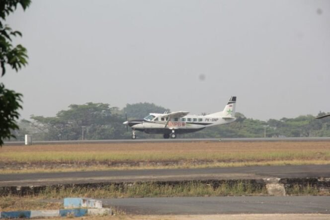 
 Tunggu Awan Bisa Disemai, Pesawat OMC Standby di Bandara Syamsudin Noor