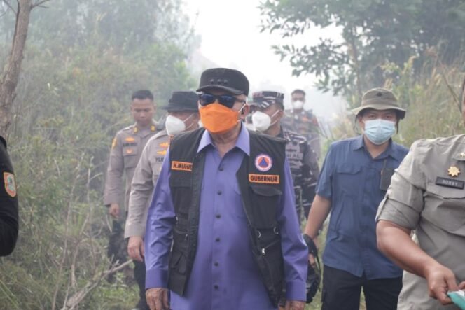 
 Gubernur Kalsel Imbau Warga Lindungi Diri dari Asap Karhutla Menggunakan Masker yang Dibagikan