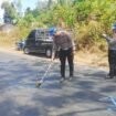 Petugas Unit Laka Polres Tanah Laut melakukan olah TKP kecelakaan lalu lintas di Jalan A Yani, Desa Tampang, Kecamatan Pelaihari, Senin (17/8/2026). Foto: Hadi Ricek.ID